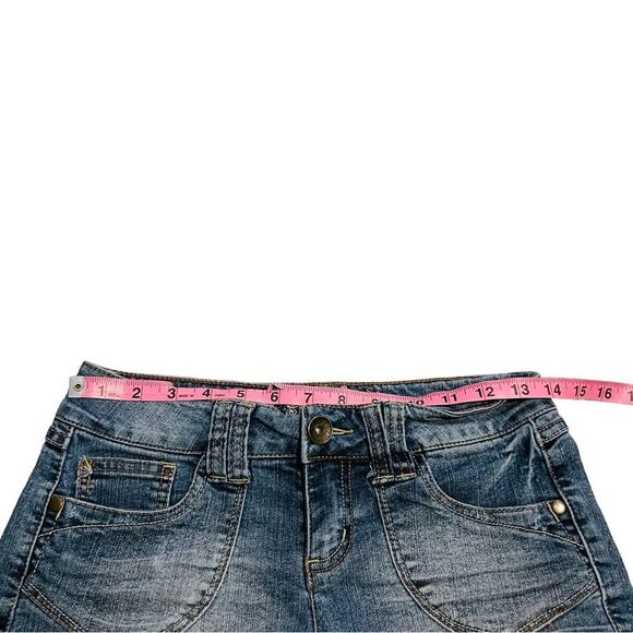 10/$25🦋 Truce Medium Wash Low Rise Denim Shorts - Size 5 - Picture 7 of 11